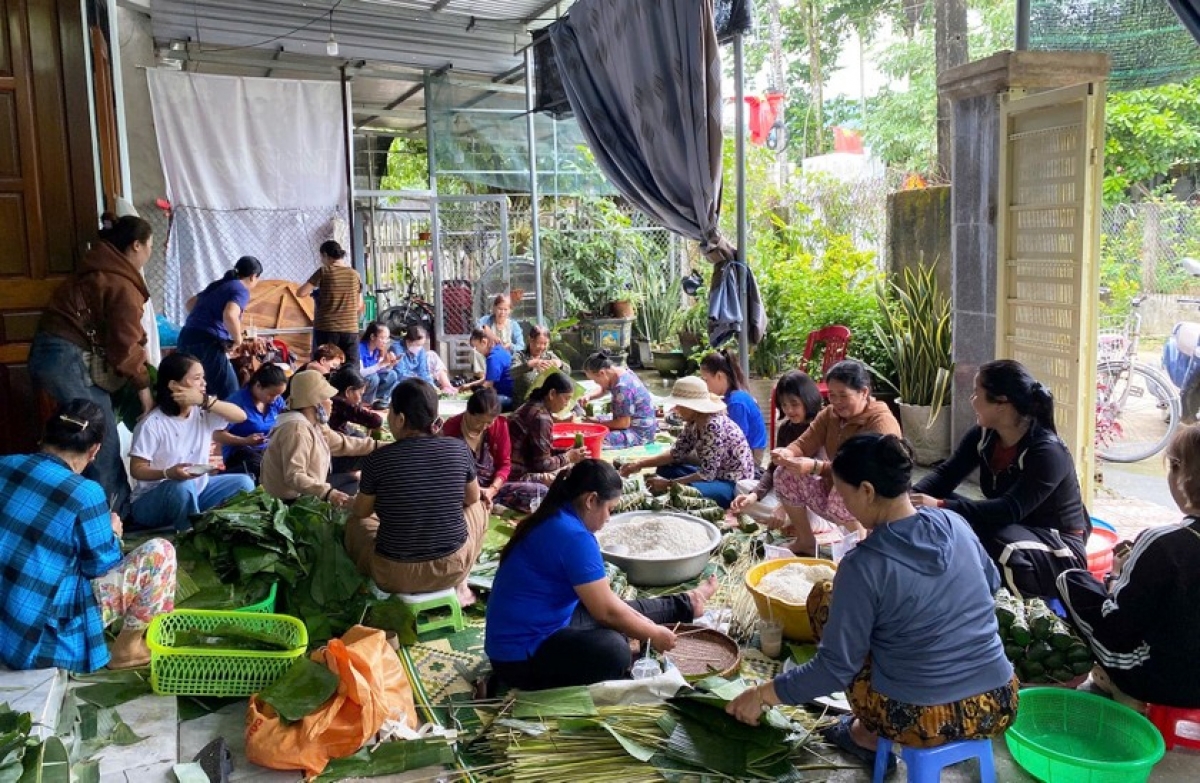 Hàng chục người dân tỉnh Quảng Ngãi tập hợp gói, nấu bánh chưng gửi ra ủng hộ bà con các tỉnh thành miền Bắc gặp khó khăn. Ảnh: Vân Anh, Công Huy