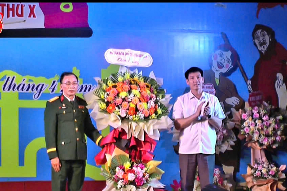 Đại tá Đỗ Mạnh Hùng trưởng BTC nhận lẵng hoa chúc mừng của Sở Văn hóa, Thể thao và Du lịch tỉnh Hải Dương do ông Nguyễn Trường Thắng Phó Giám đốc sở trao tặng.