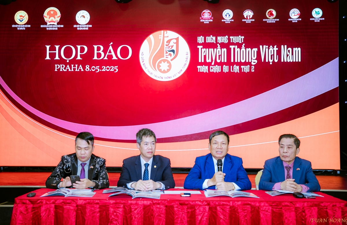 Họp báo về chương trình "Hội diễn nghệ thuật truyền thống Việt Nam toàn châu Âu lần thứ 2".