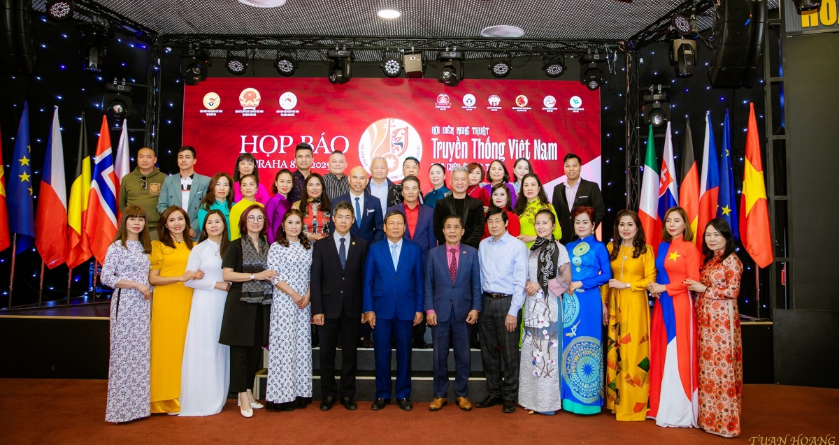 Đại biểu và khách mời tham dự họp báo chụp ảnh lưu niệm.