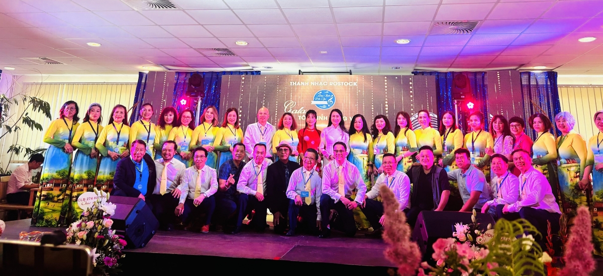 Các học viên tham dự cuộc thi tại Gala chụp ảnh cùng NSND Đức Long và Ban tổ chức