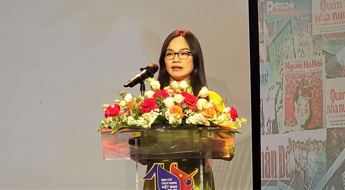 Nhà báo Vương Minh Huệ - Tổng Biên tập Tạp chí Người Hà Nội, Trưởng Ban tổ chức phát biểu báo cáo tổng kết cuộc vận động sáng tác.