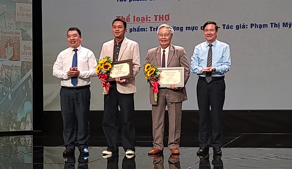 Trao giải cho các tác giả có tác phẩm đoạt giải Nhất cuộc vận động sáng tác văn học nghệ thuật về nghể báo người làm báo Thủ đô và cả nước năm 2025.