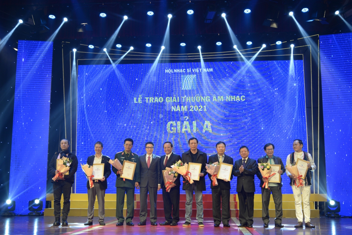 Đồng chí Vũ Đức Đam, Ủy viên Trung ương Đảng, phó Thủ tướng Chính phủ và PGS-TS Đỗ Hồng Quân, Chủ tịch Hội Nhạc sĩ Việt Nam, Chủ tịch Liên hiệp các Hội Văn học Nghệ thuật Việt Nam trao giải A cho các tác giả đoạt giải.