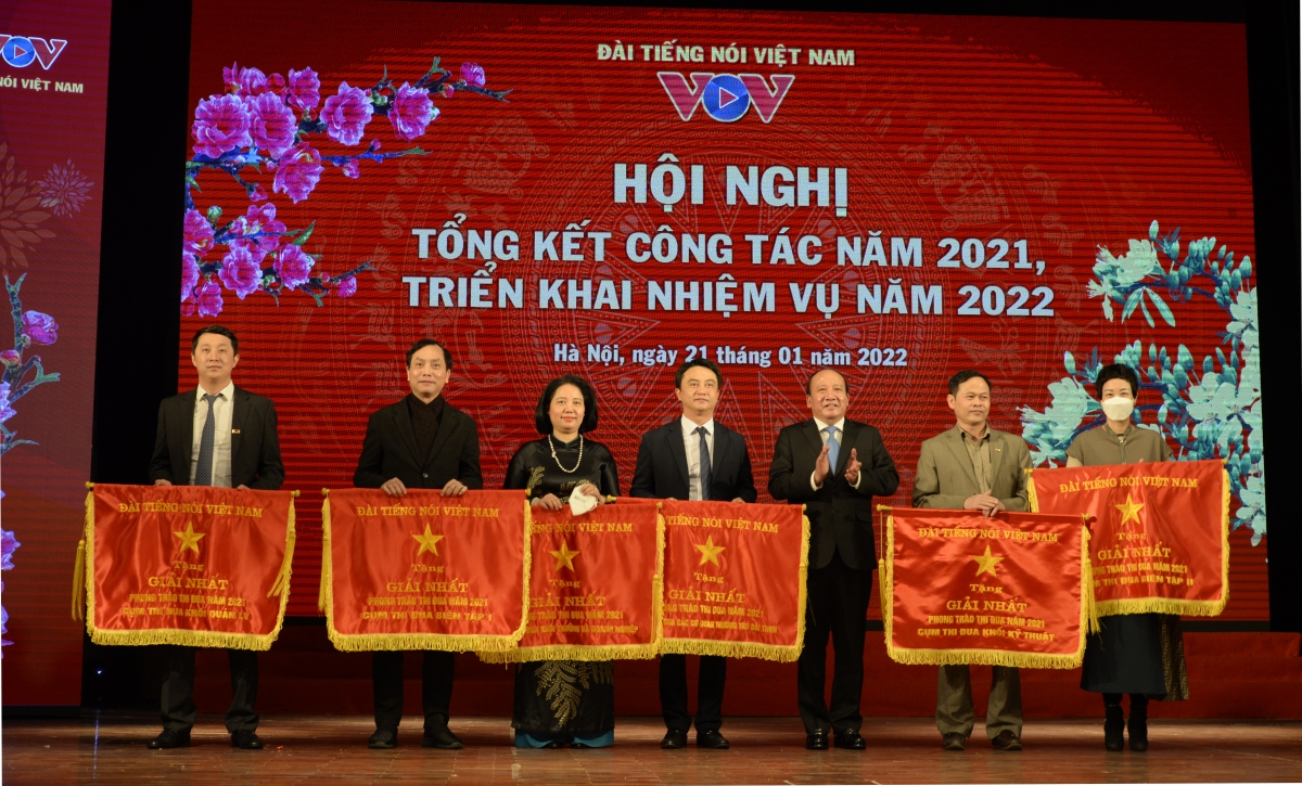 Lãnh đạo Đài TNVN trao cờ Thi đua giải Nhất cho các đại biểu tại Hội nghị “Tổng kết công tác năm 2021, triển khai nhiệm vụ năm 2022”.