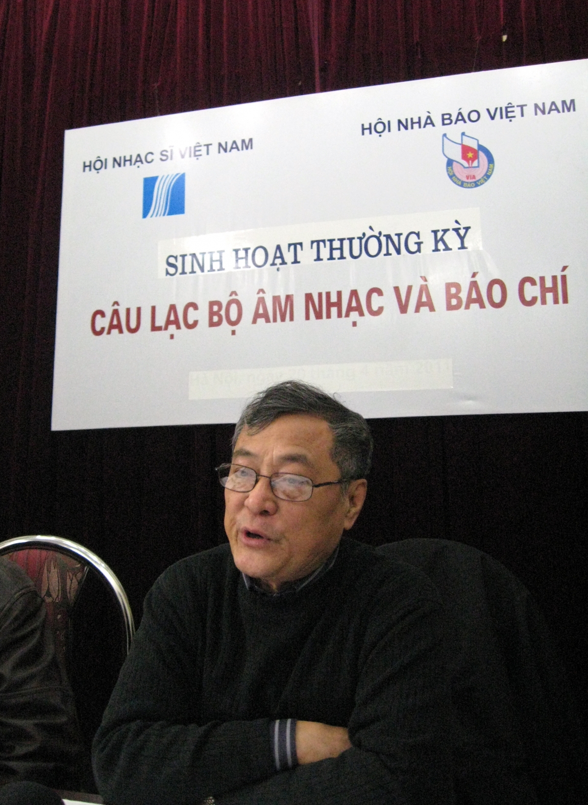 Nhà nghiên cứu âm nhạc dân gian, nhạc sĩ Đặng Hoành Loan nói chuyện tại buổi sinh hoạt "Câu lạc bộ Âm nhạc và Báo chí" .