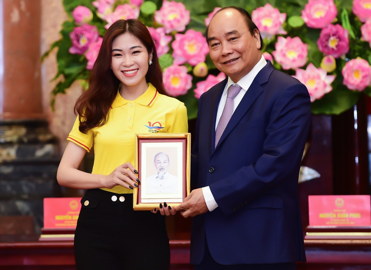 Ca sĩ Hà Myo vinh dự được Chủ tịch nước Nguyễn Xuân Phúc trao tặng Danh hiệu cao quý "Gương mặt trẻ, triển vọng Việt Nam 2021"