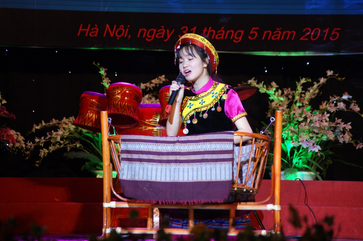 Giọng ca nhí Thu Phương ở Cung thiếu nhi Lào cai trình bày bài hát "Ru em" dân ca Mông.
