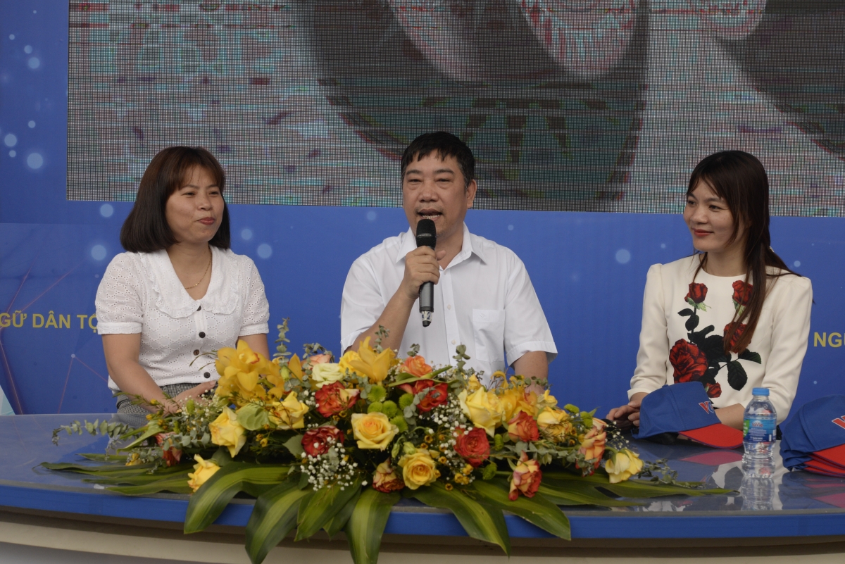 Soạn giả Mai Văn Lạng đang trò chuyện cùng hai nhà báo Đài PTTH Hà Nam