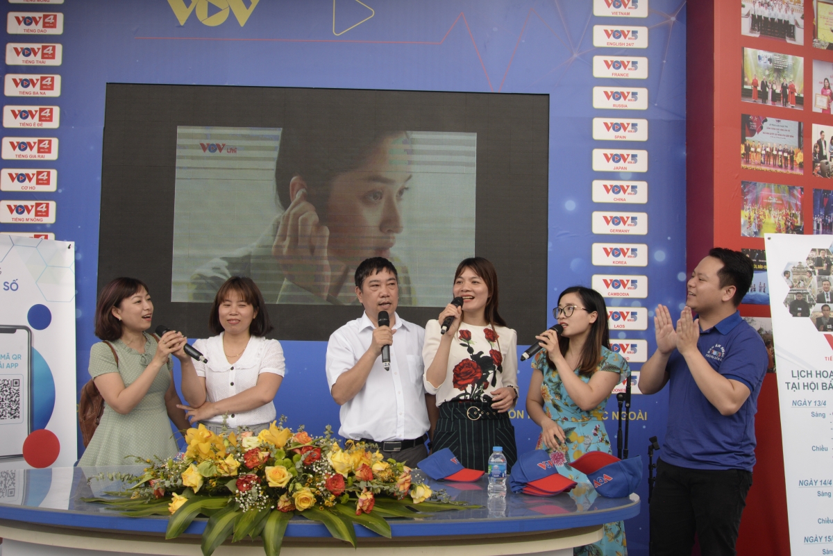 Soạn giả Mai Văn Lạng cùng các biên tập viên, khách mời hát giao lưu.