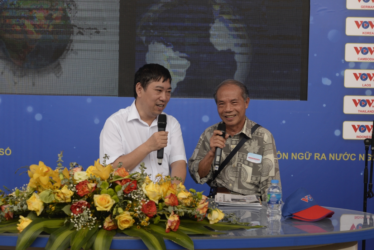 ​Soạn giả Mai Văn Lạng giao lưu hát chèo với khách mời.