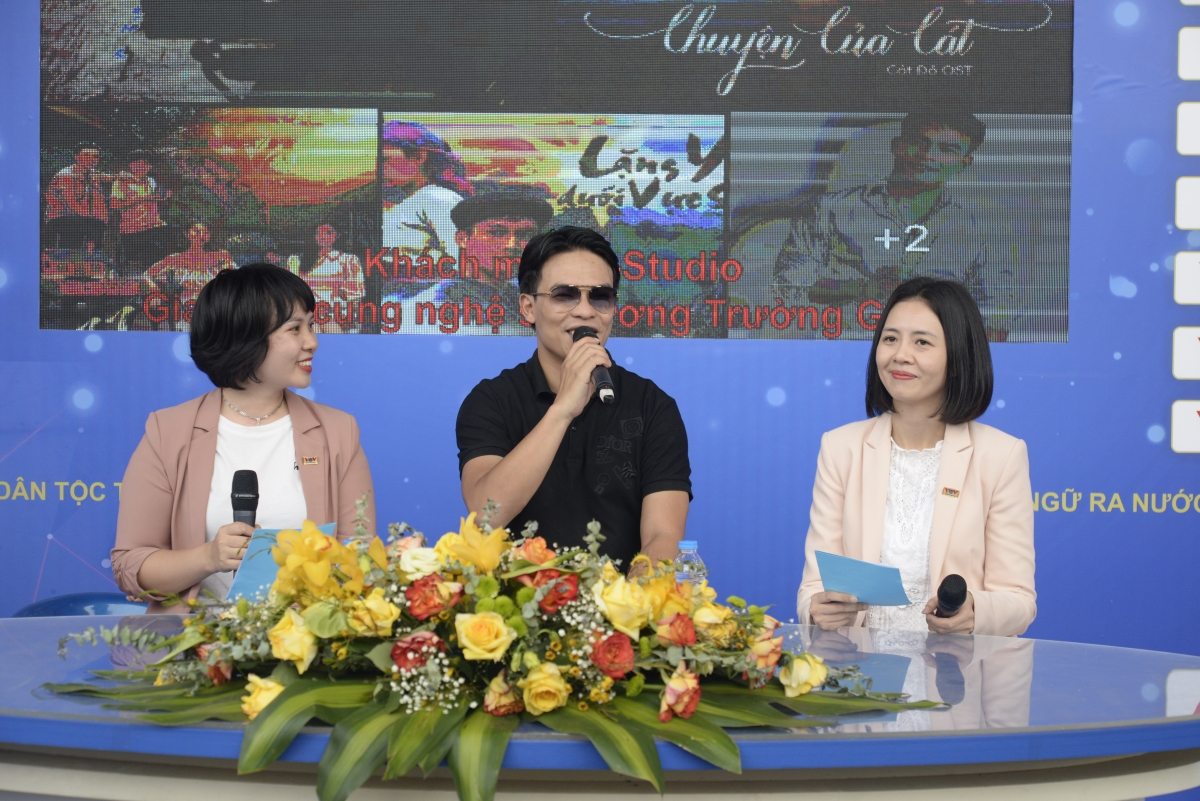 Hai biên tập viên Ban Âm nhạc (VOV3) trò chuyện cùng nhạc sĩ, ca sĩ, giám đốc âm nhạc Dương Trường Giang.