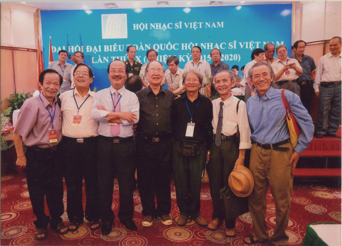 Nhạc sĩ, nghệ sĩ violon Lê Gia Hiếu ở phía ngoài bên trái và nhạc sĩ, NSƯT Lê Đình Lực, người thứ hai bên phải chụp ảnh cùng các nhạc sĩ tại Hội Nhạc sĩ Việt Nam.