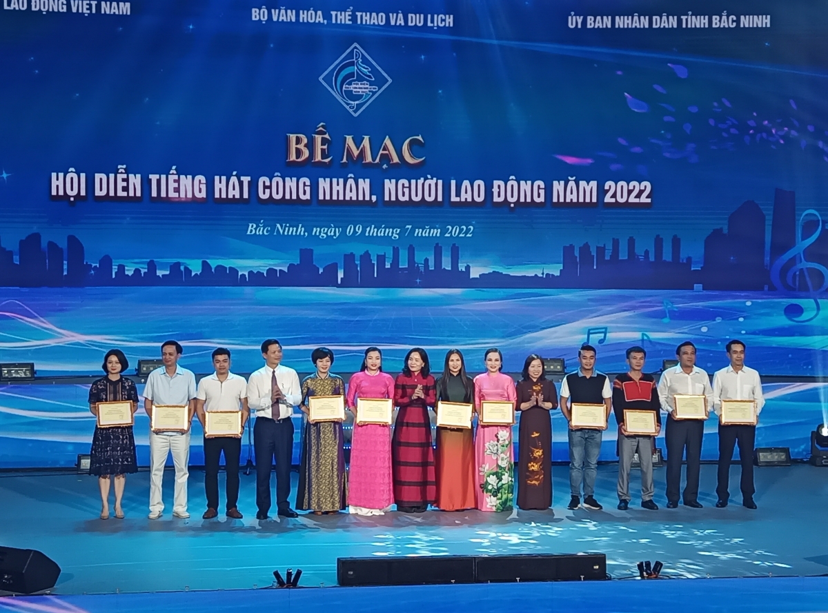 Ban tổ chức trao 11 huy chương vàng chương trình cho các đơn vị NTQC tham gia hội diễn.