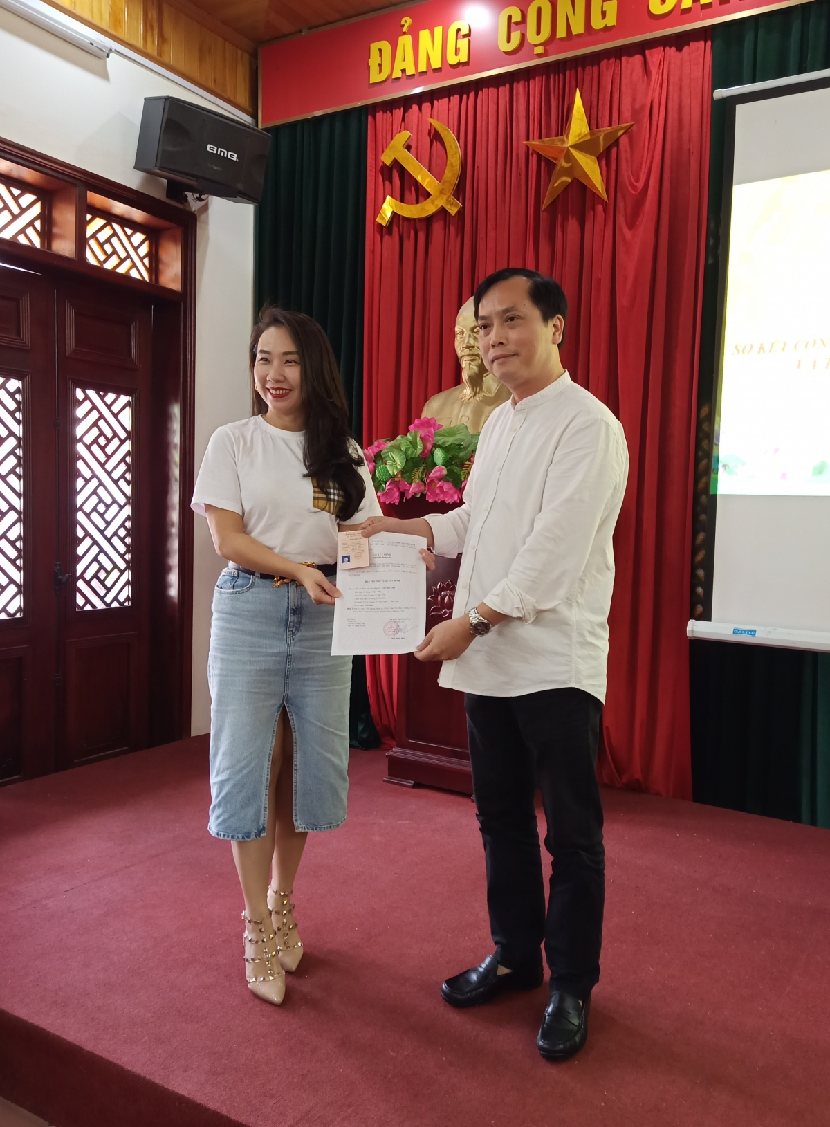Nhạc sĩ-NSƯT Doãn Nguyên, Bí thư chi bộ, Trưởng ban Âm nhạc (VOV3) trao thẻ đảng viên cho đồng chí Trần Diệu Linh.
