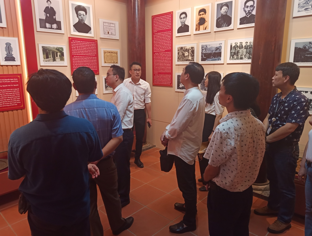 Đoàn thăm quan và tìm hiểu thân thế, sự nghiệp cách mạng đồng chí Tổng Bí thư Nguyễn Văn Cừ tại Nhà trưng bày.