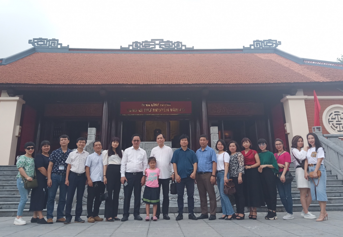 Lãnh đạo Đài TNVN và Chi bộ Ban Âm nhạc chụp ảnh tại khu di tích, lưu niệm Tổng Bí thư Nguyễn Văn Cừ.