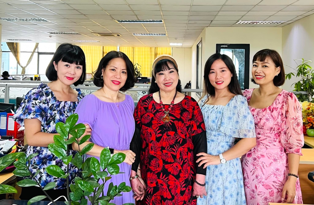 Từ trái qua phải : BTV Hứa Quỳnh Chi, NSUT Kim Anh, NSUT Thúy Đạt, BTV Lê Thanh Tâm, BTV Thúy Thúy