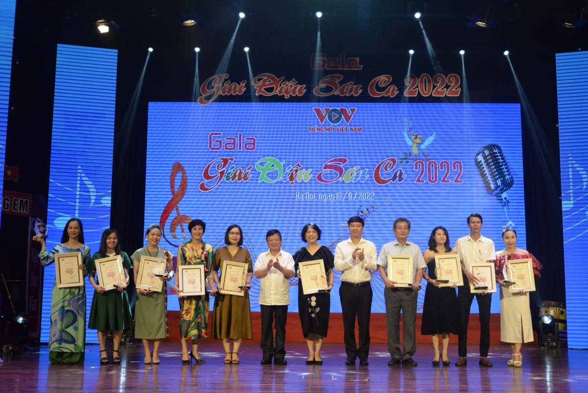 Ban tổ chức trao kỷ niệm chương và bằng khen cho đại diện 10 đoàn tham gia.