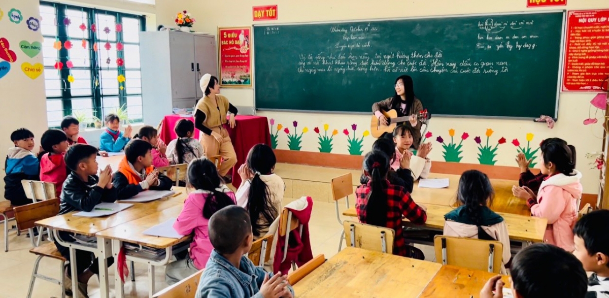 Các nghệ sĩ trẻ dạy hát cho các em nhỏ Trường Tiểu học  Sa Pả, Thôn Sâu Chua, phường Sa Pả. thị xã Sa Pa.