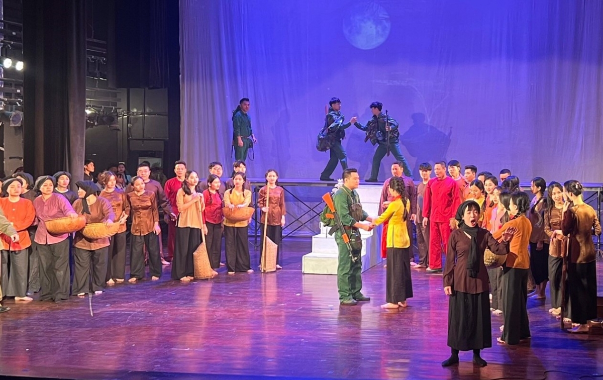 Hơn 150 nghệ sỹ là giảng viên, học viên Trường Đại học VHNT Quân đội cùng các nghệ sỹ Nhà hát nhạc vũ kịch Việt Nam đã tích cực luyện tập, hoàn thành vở nhạc kịch "Bài ca tình yêu".