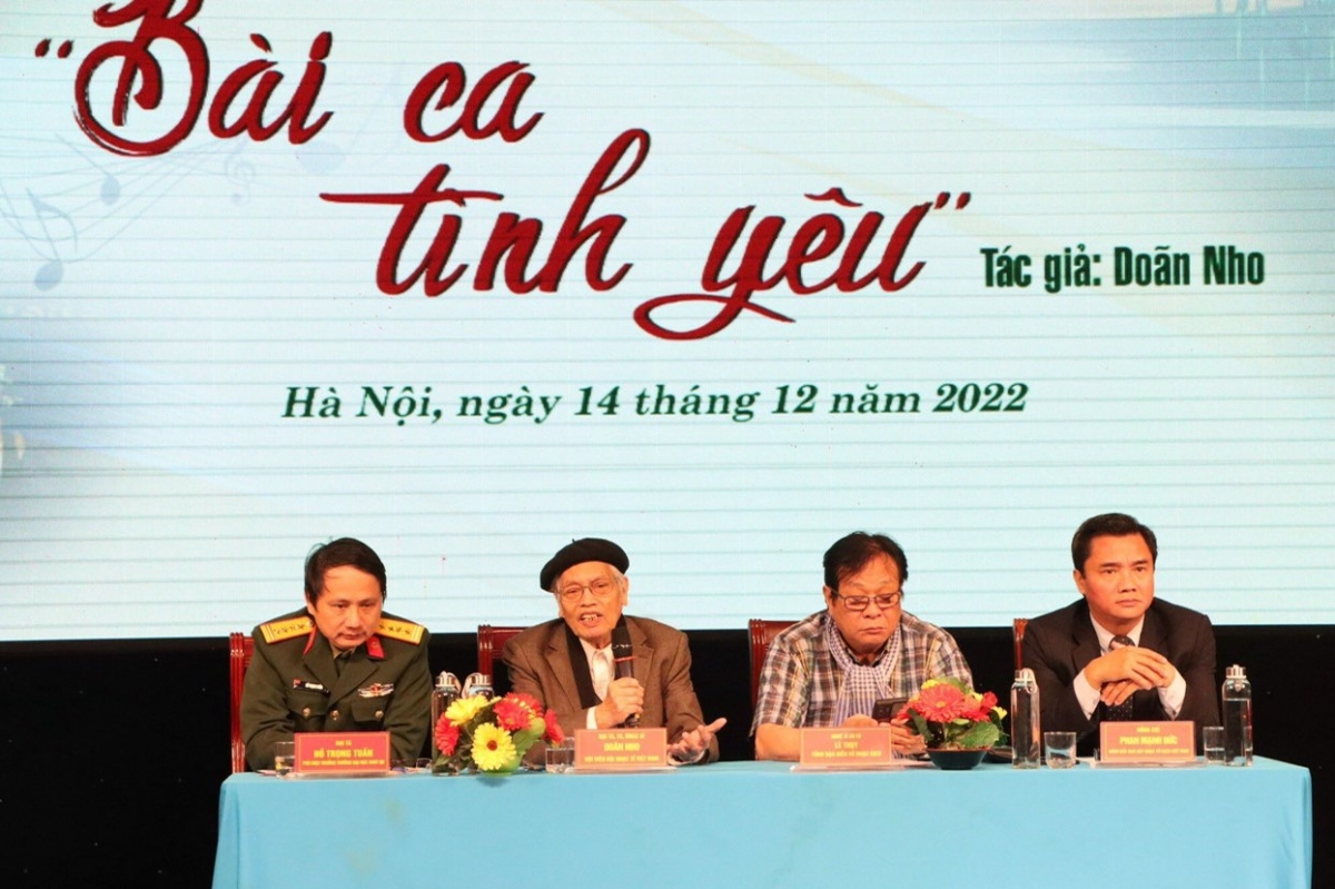Đại tá, TS, Nhạc sĩ Doãn Nho, người ngồi thứ 2 từ trái sang phải tại buổi gặp mặt báo chí giới thiệu vở nhạc kịch "Bài ca tình yêu".