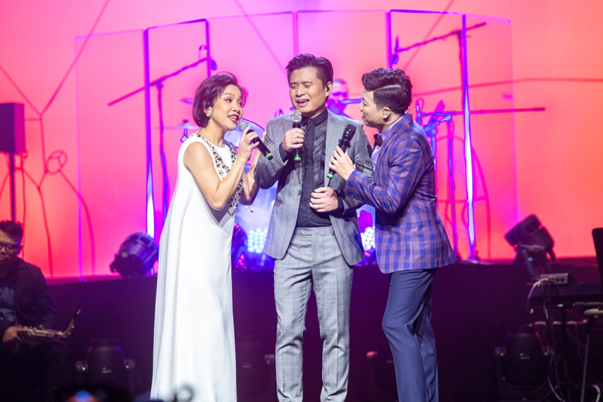 Ca sĩ Vũ Thắng Lợi (bên phải) cùng 2 khách mời ca sĩ Mỹ Linh và NSUT Tấn Minh