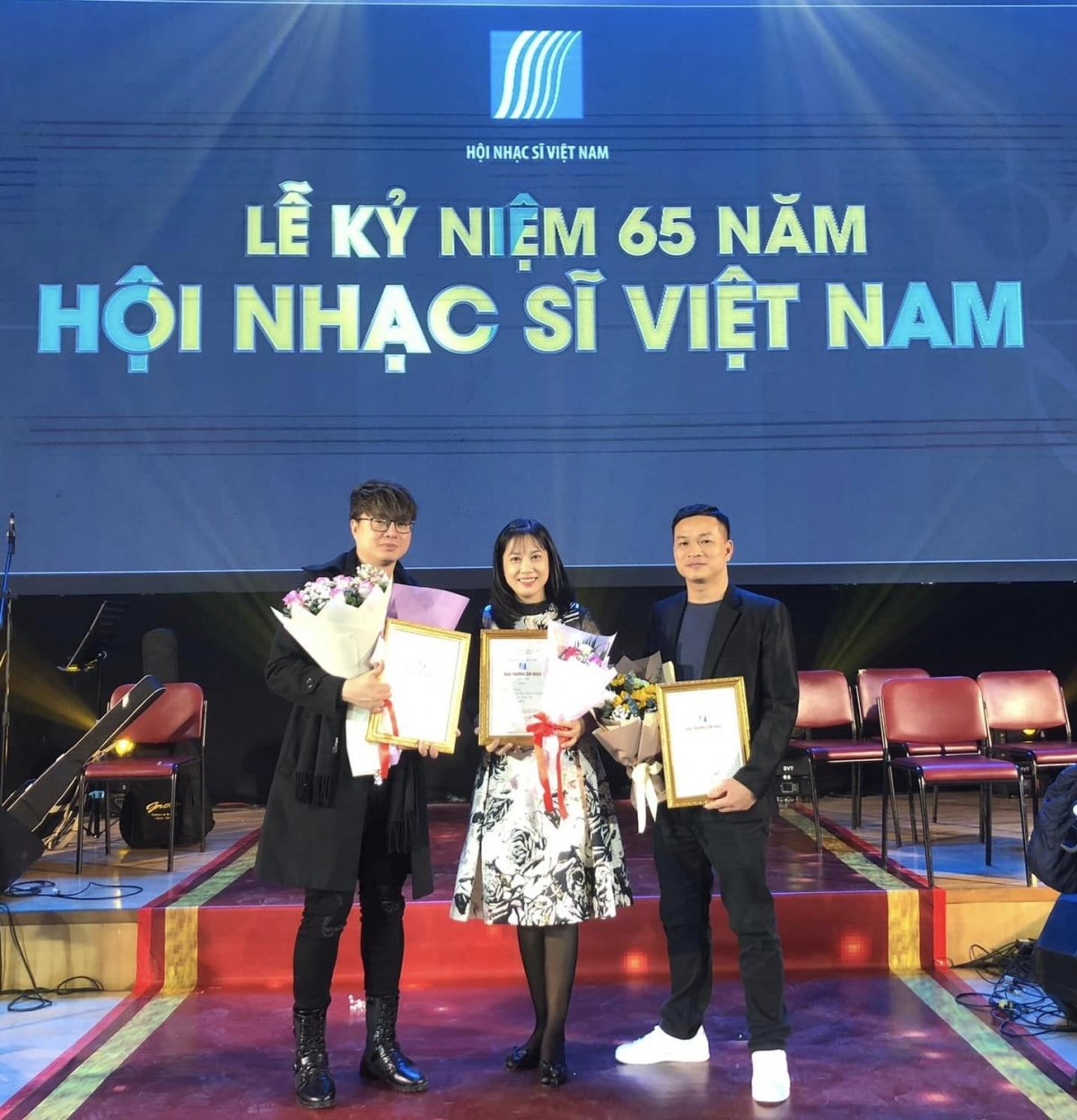 Nhạc sĩ Nguyễn Thúy My (đứng giữa) nhận giải thưởng Hội Nhạc sĩ Việt Nam 2022