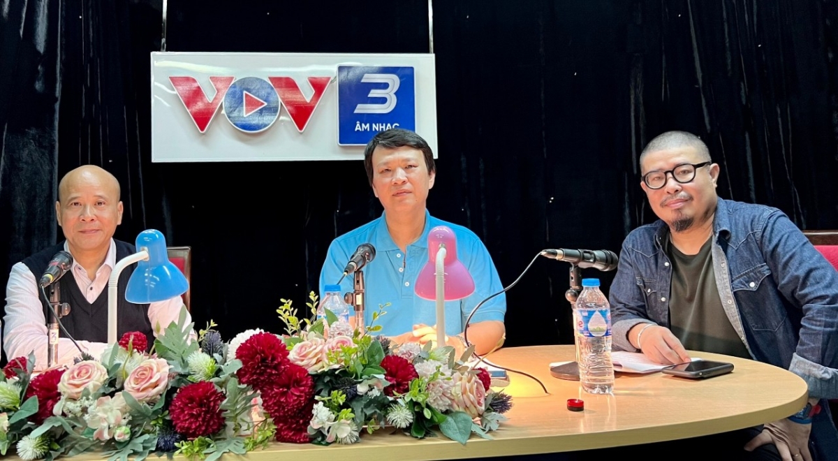 Nhà Nghiên cứu Văn Hóa, Nhà văn Ngô Tự Lập (ngoài cùng bên trái) và Nhà báo Trần Nhật Minh (ngoài cùng bên phải) tại Studio VOV3