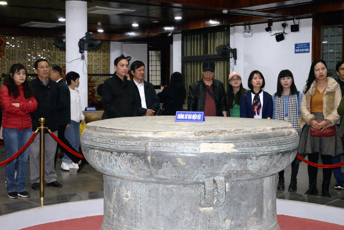 Đoàn thăm và nghe giới thiệu về Trống Đồng tại Bảo tàng Hùng Vương.