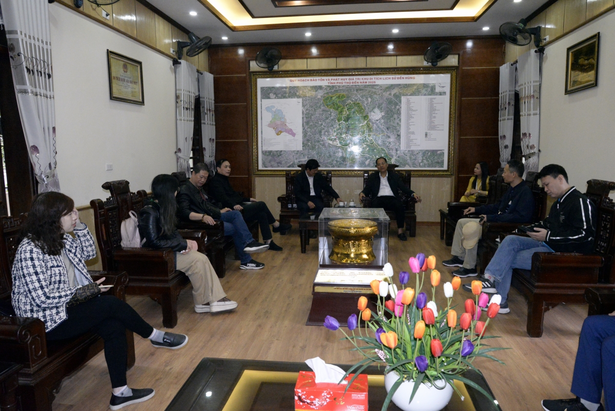 ​​Đoàn có cuộc gặp mặt với lãnh đạo Ban Quản lý Di tích Lịch sử Đền Hùng.