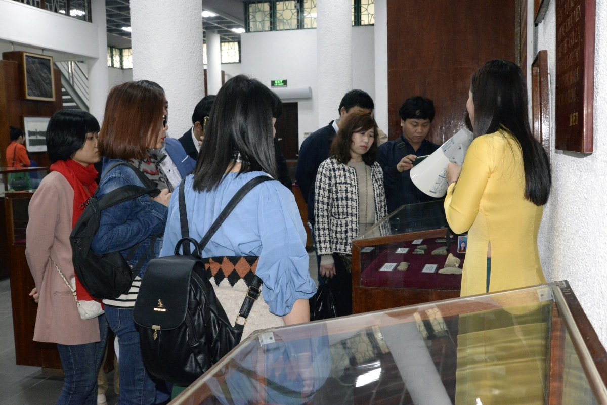 Các phóng viên, biên tập viên Ban Âm nhạc (VOV3) và Ban Dân tộc (VOV4) nghe hướng dẫn viên giới thiệu về các di vật tại Bảo tàng Hùng Vương.