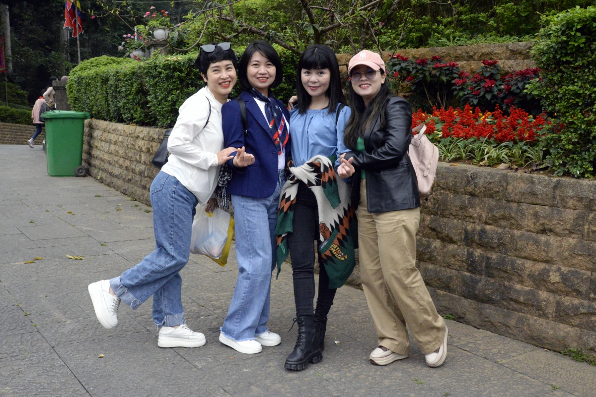 Các biên tập viên, nhân viên Ban Âm nhạc (VOV3) chụp ảnh tại Khu Di tích Lịch sử Đền Hùng.