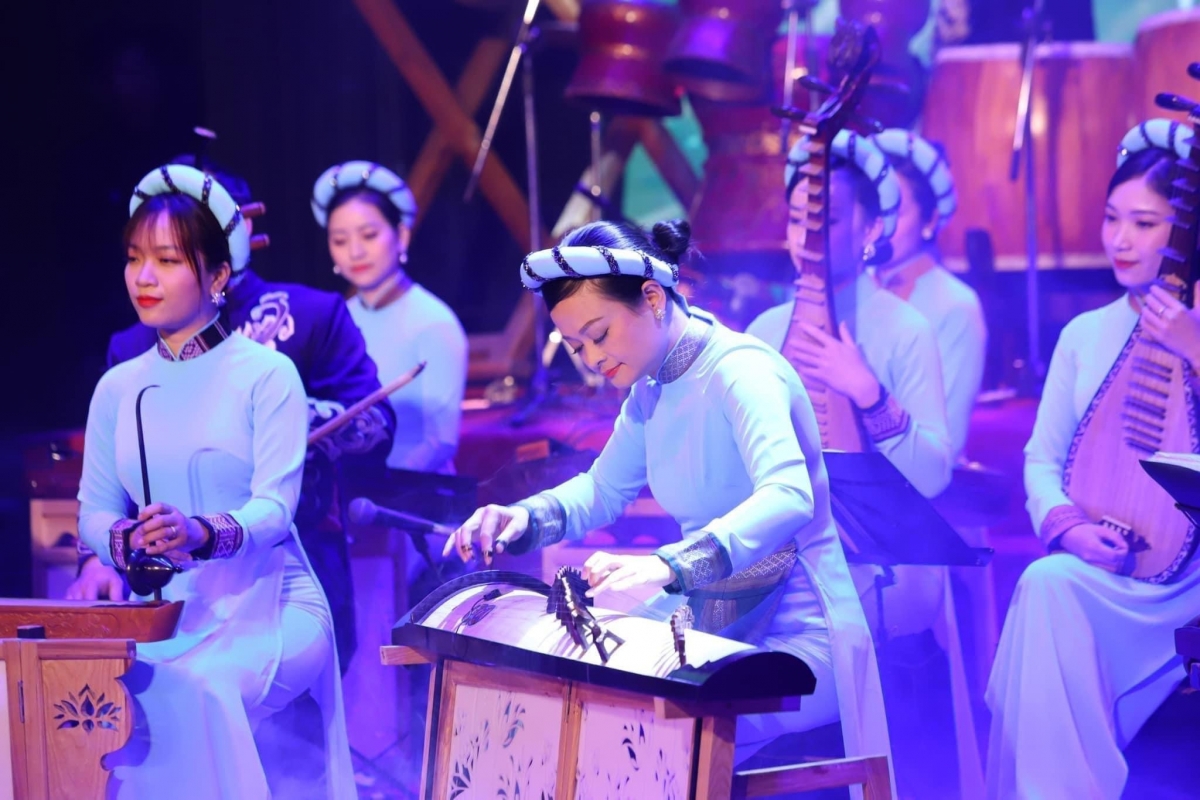 NSUT Thanh Hoa biểu diễn đàn Tranh cùng dàn nhạc