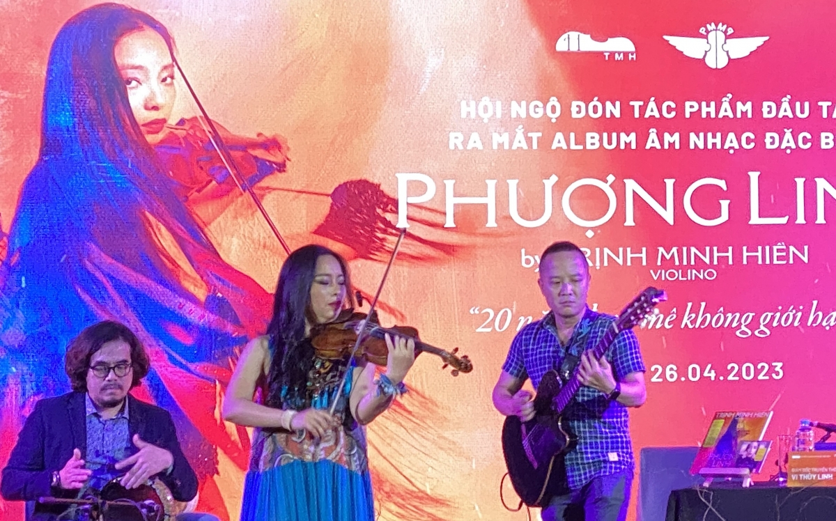 Trịnh Minh Hiền trình diễn ca khúc Chiếc Khăn Piêu mở đầu buổi ra mắt album