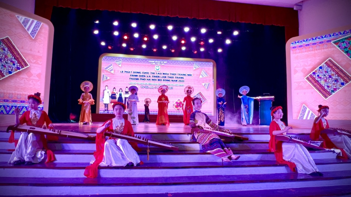 Dàn nhạc dân tộc Cung Thiếu nhi Hà nội biểu diễn trong "Lễ phát động Thiết kế Thời trang Dân tộc năm 2023".