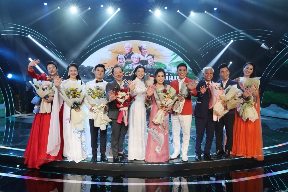 Các ca sĩ nhận bó hoa kỷ niệm của Ban tổ chức chương trình.