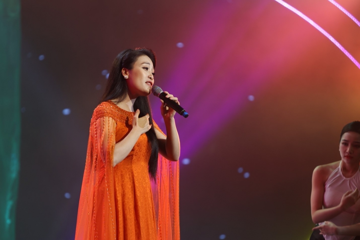 Ca sĩ Huyền Trang với ca khúc “Mơ quê”.