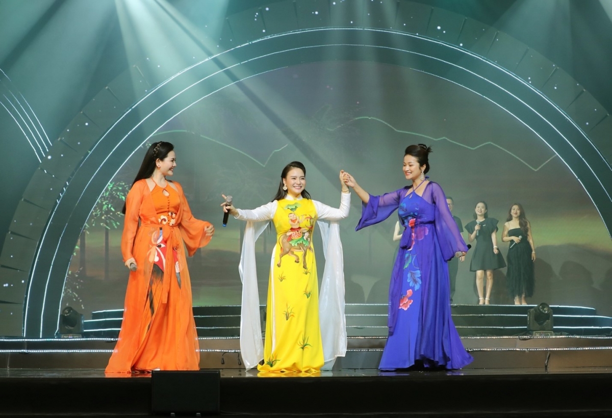 Lương Nguyệt Ánh, Đỗ Tố Hoa và Đinh Trang trong phần trình diễn tam ca.