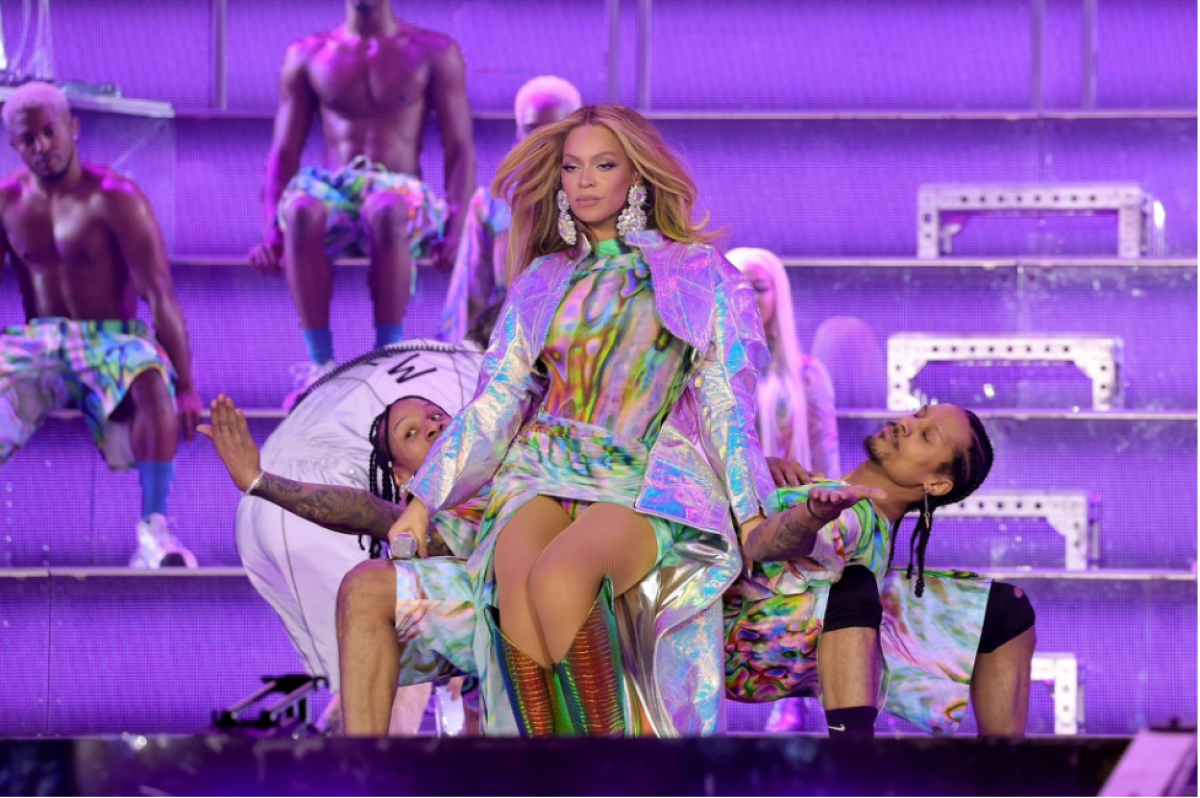 Beyoncé trong trang phục custom tại buổi biểu diễn