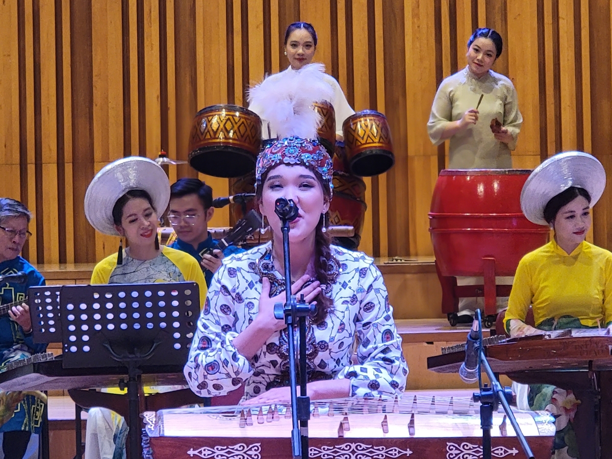 Các nghệ sĩ Kazakhstan và Việt Nam biểu diễn trong chương trình "Hòa nhạc Hữu nghị Việt Nam Kazakhstan”.