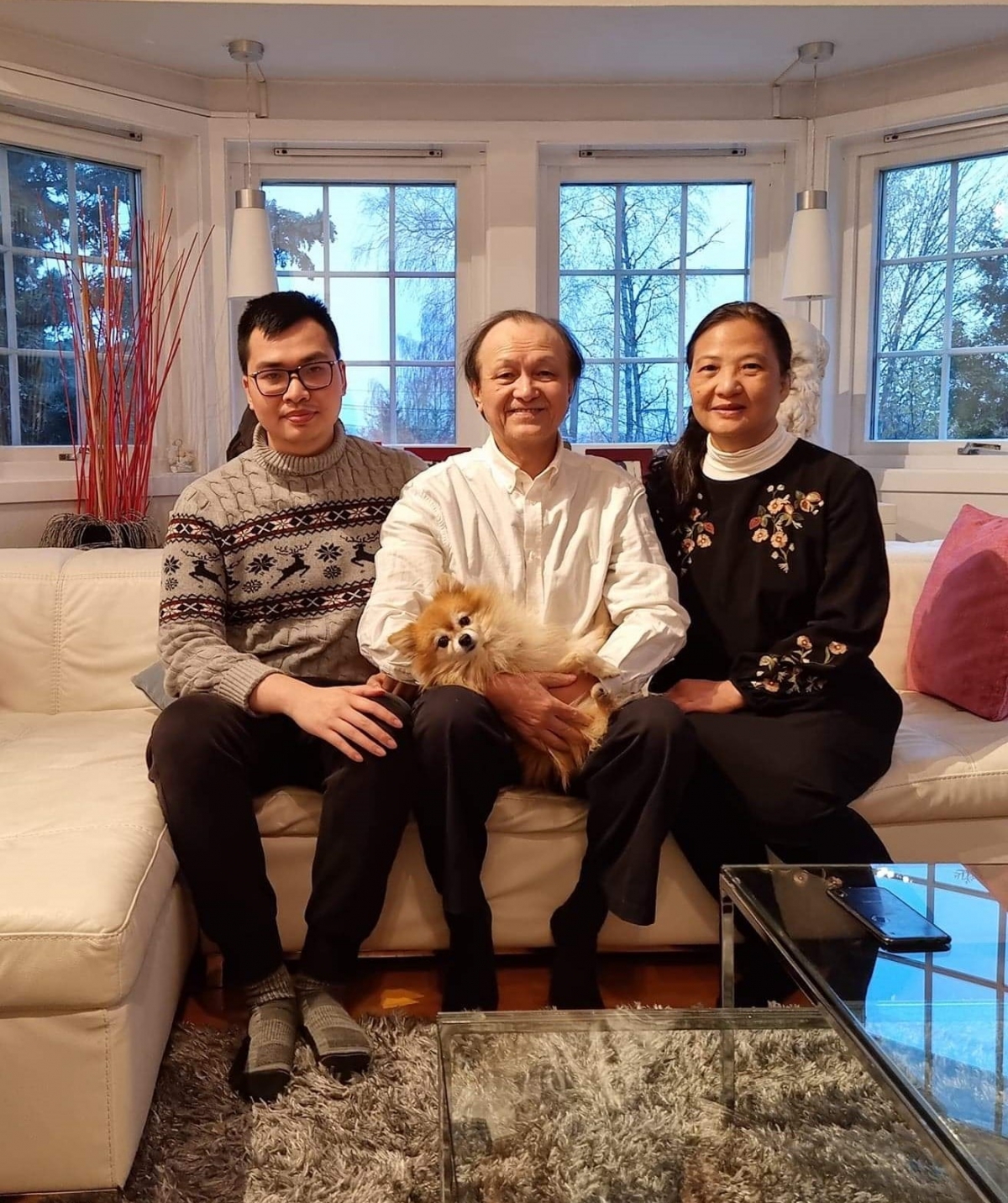 Phó Giáo sư, Tiến sĩ Lê Thanh Bình bên những người thân yêu của mình