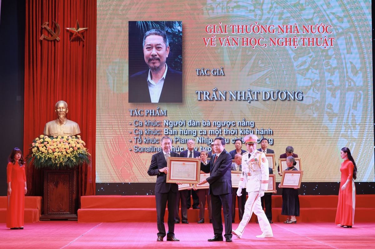 Nhạc sĩ Trần Nhật Dương nhận giải thưởng Nhà nước về Văn Học Nghệ Thuật.