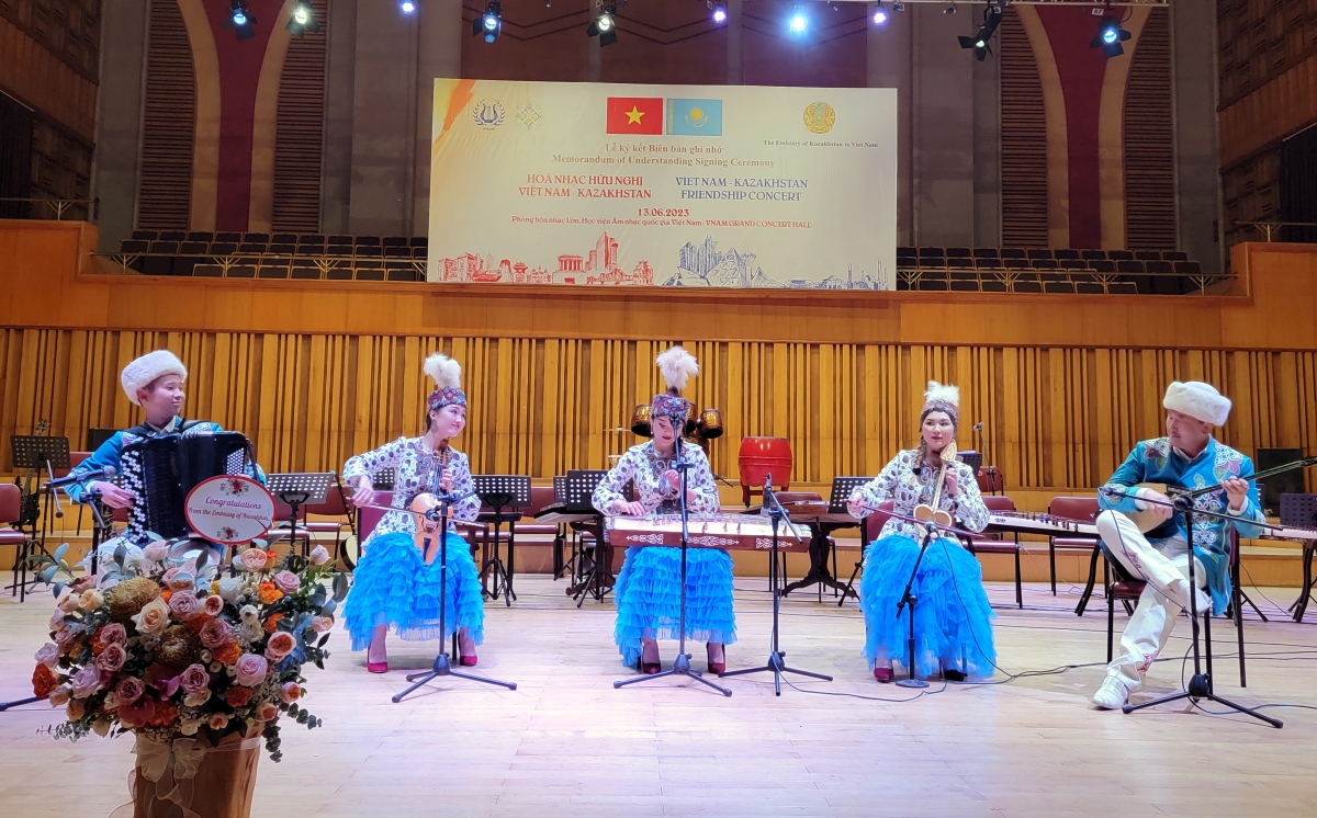 Các nghệ sĩ Kazakhstan biểu diễn trên sân khấu.