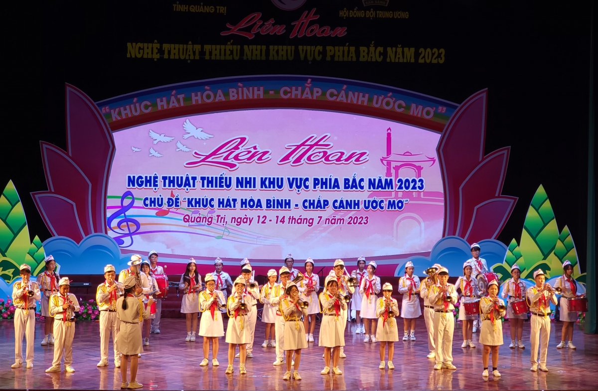 Đội nghi thức trống, kèn Nhà thiếu nhi tỉnh Khánh Hòa biểu diễn trên sân khấu Liên hoan.