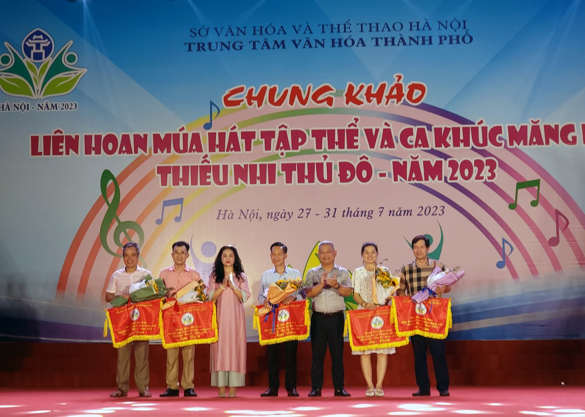 Ban tổ chức trao cờ lưu niệm và hoa cho đại diện 5 đơn vị quận, huyện của thành phố Hà nội tham gia biểu diễn trong đêm Khai mạc.