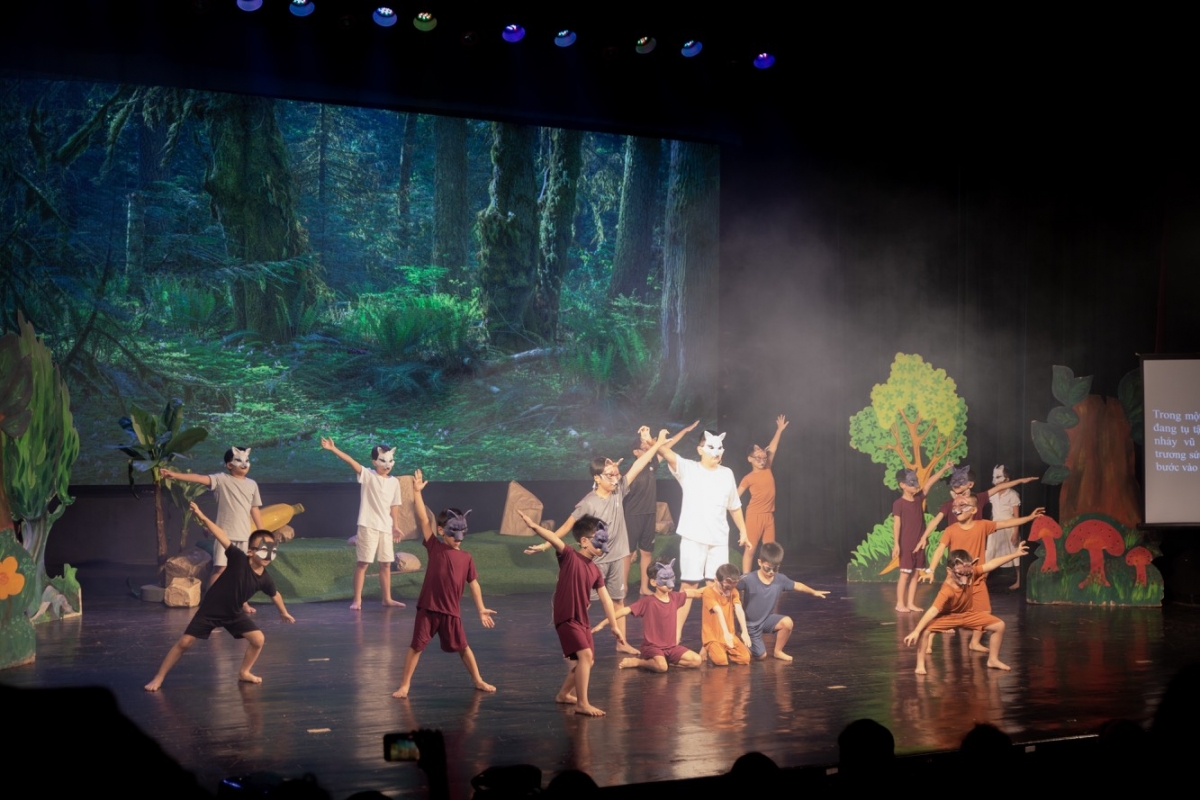 Các diễn viên nhí biểu diễn vở nhạc kịch The Jungle Book trên sân khấu.