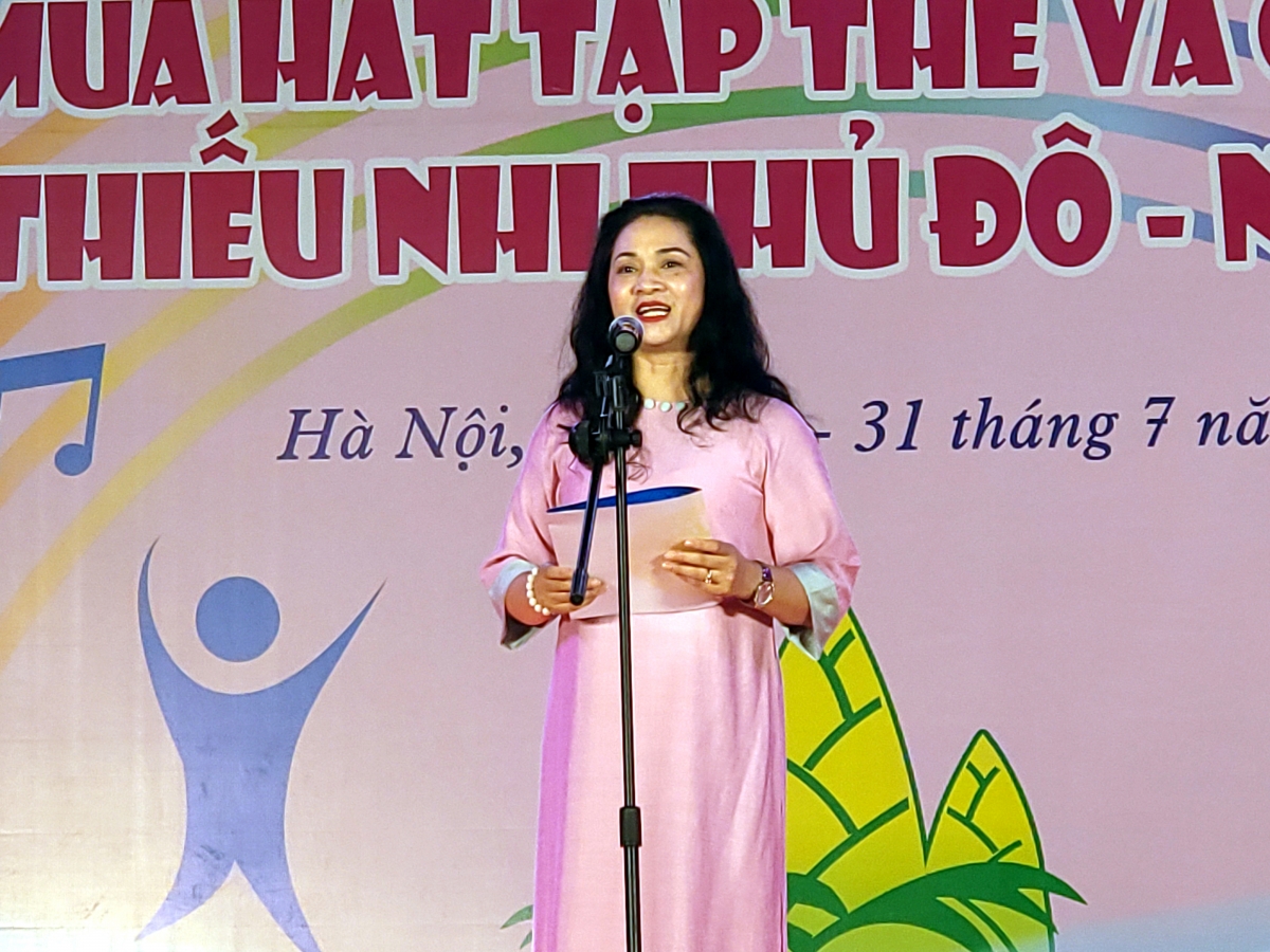 Bà Lý Thị Thúy Hạnh, Giám đốc Trung tâm Văn hóa Thành phố phát biểu khai mạc Chung khảo Liên hoan.