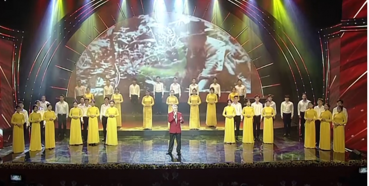 Tiết mục "Lá cờ Đảng" sáng tác nhạc sĩ Văn An, trình bày NSND Quang Thọ và hợp xướng.