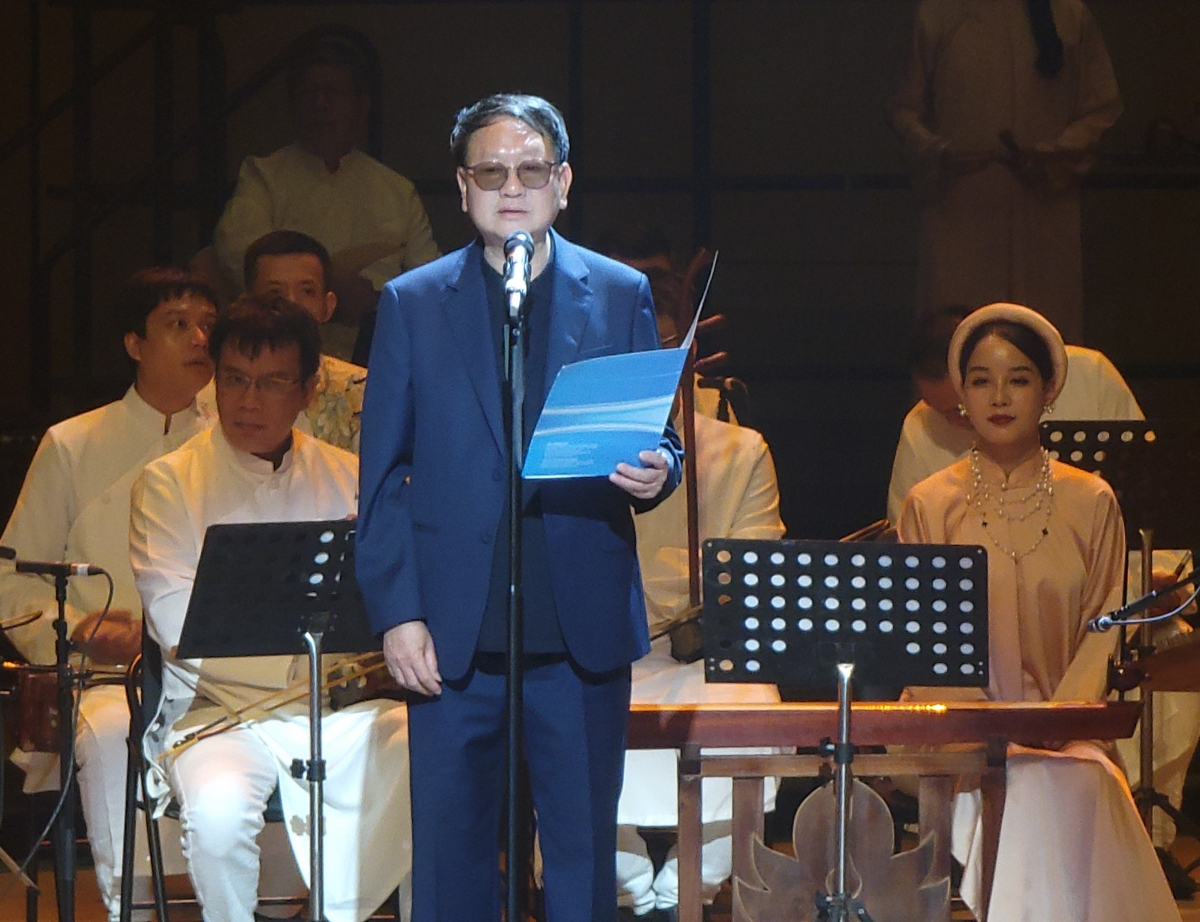 Thiếu tướng, nhạc sĩ Đức Trịnh, Chủ tịch Hội Nhạc sĩ Việt Nam phát biểu mở đầu chương trình.